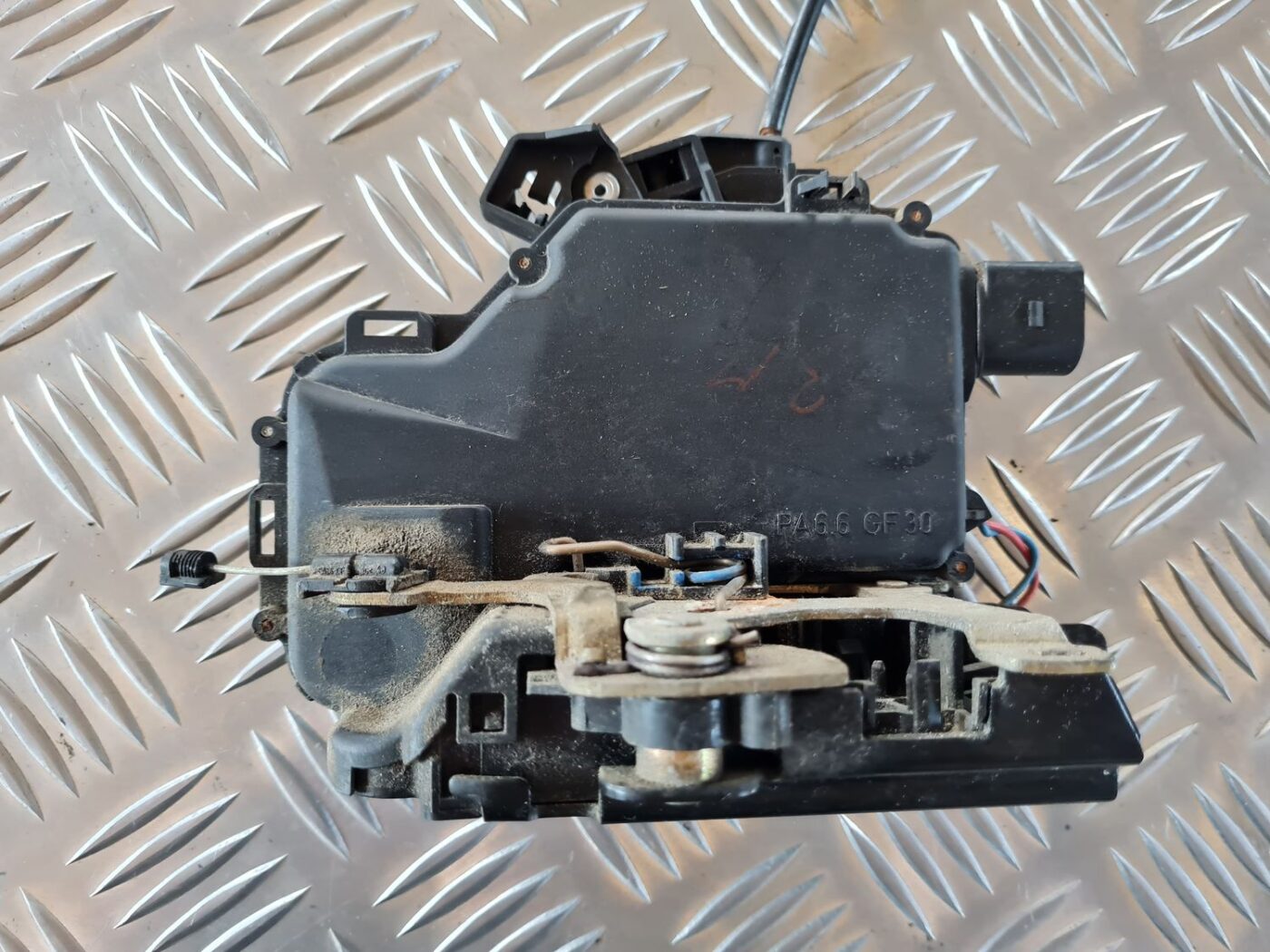 Aizmugurējo labo durvju slēdzene priekš VW GOLF IV 1999