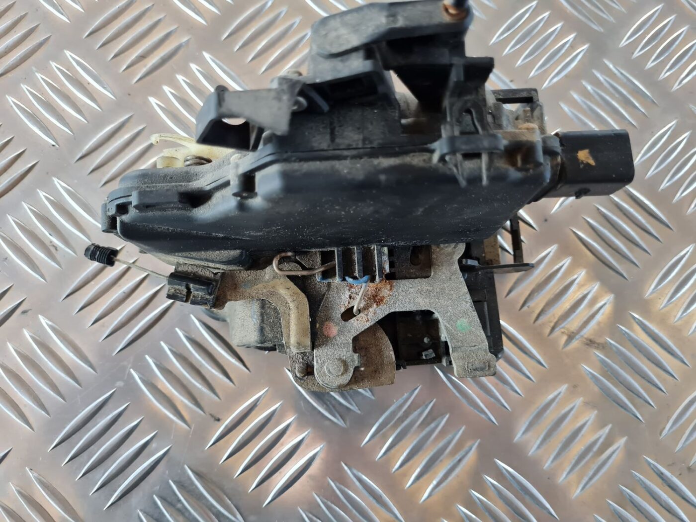 Aizmugurējo labo durvju slēdzene priekš VW GOLF IV 1999