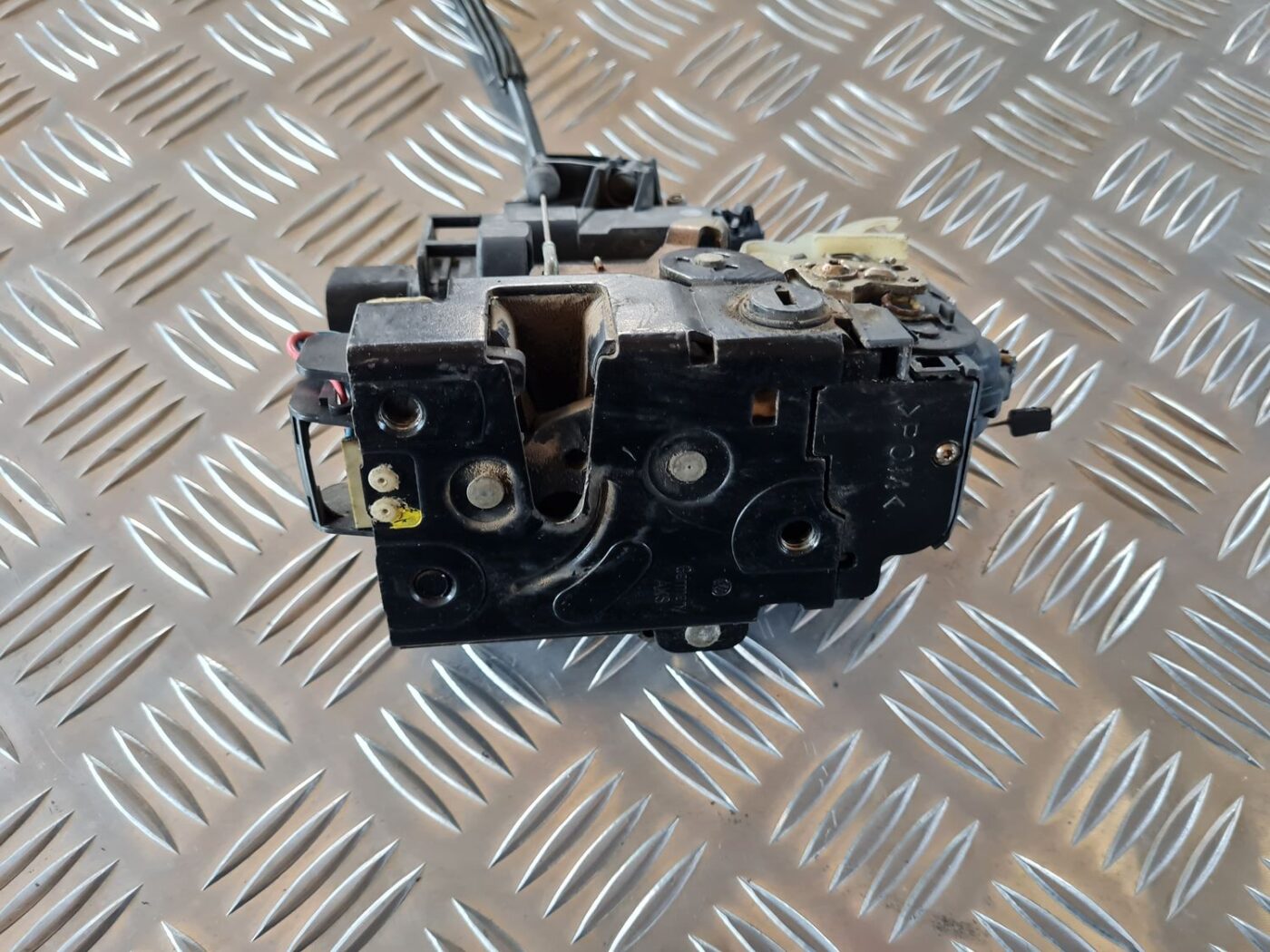 Aizmugurējo labo durvju slēdzene priekš VW GOLF IV 1999