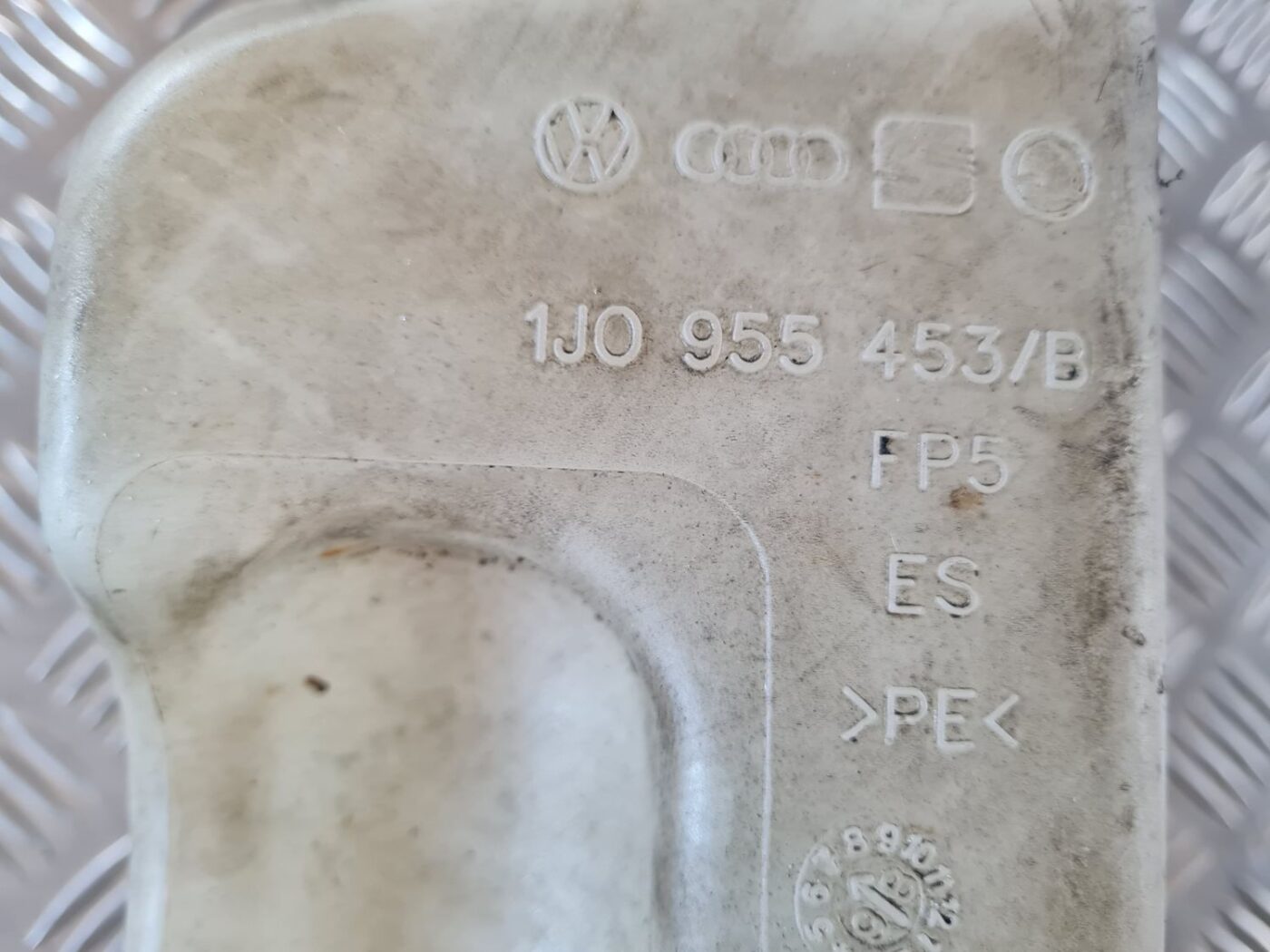 Mazgātāja šķidruma tvertne priekš VW GOLF IV 1999