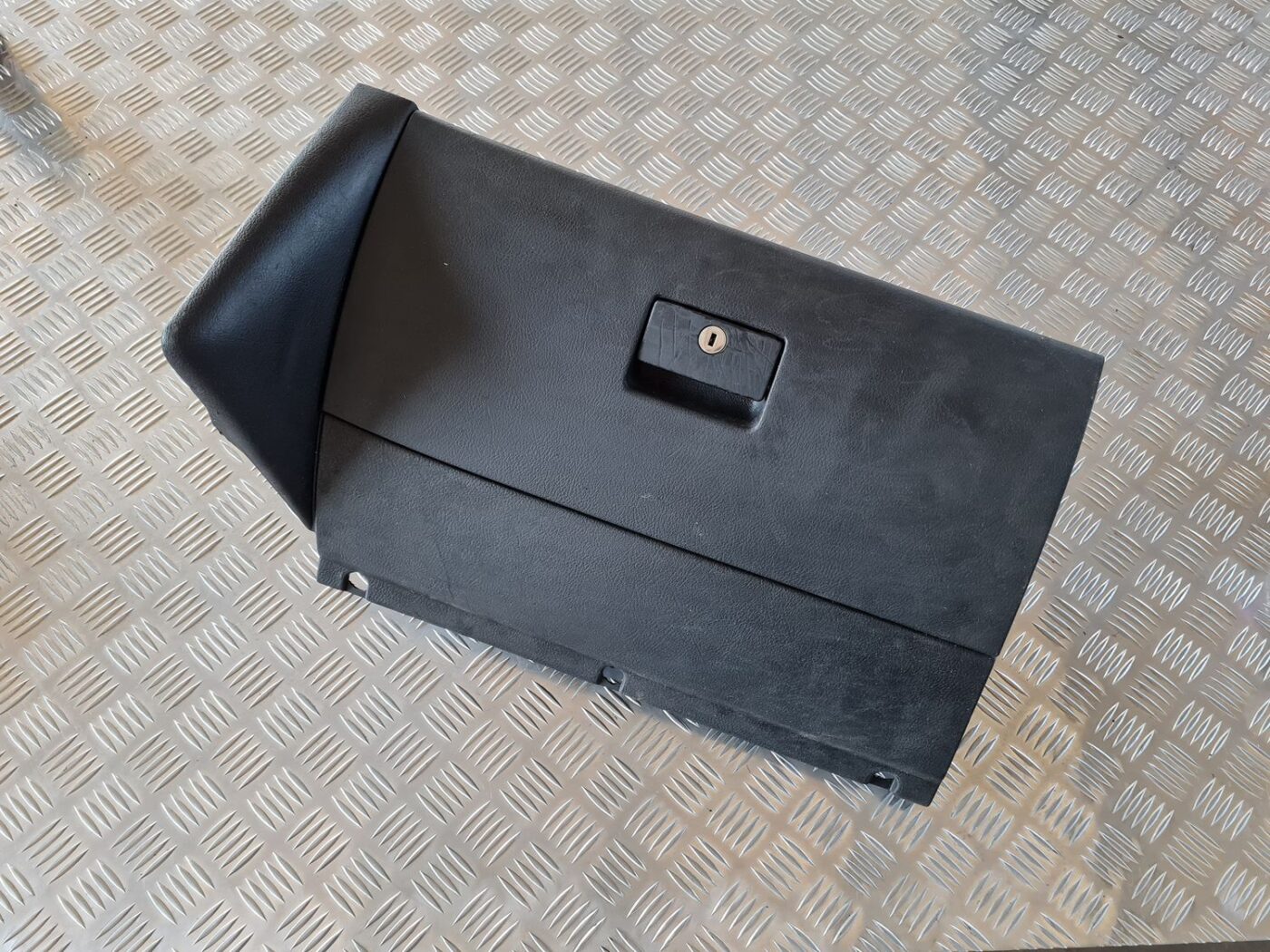 Mantu glabāšanas nodalījums pasažiera pusē priekš VW GOLF IV 1999