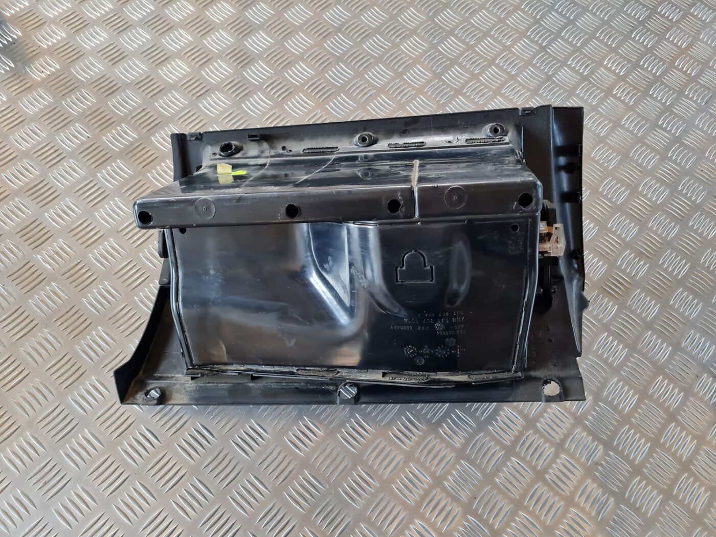 Mantu glabāšanas nodalījums pasažiera pusē priekš VW GOLF IV 1999