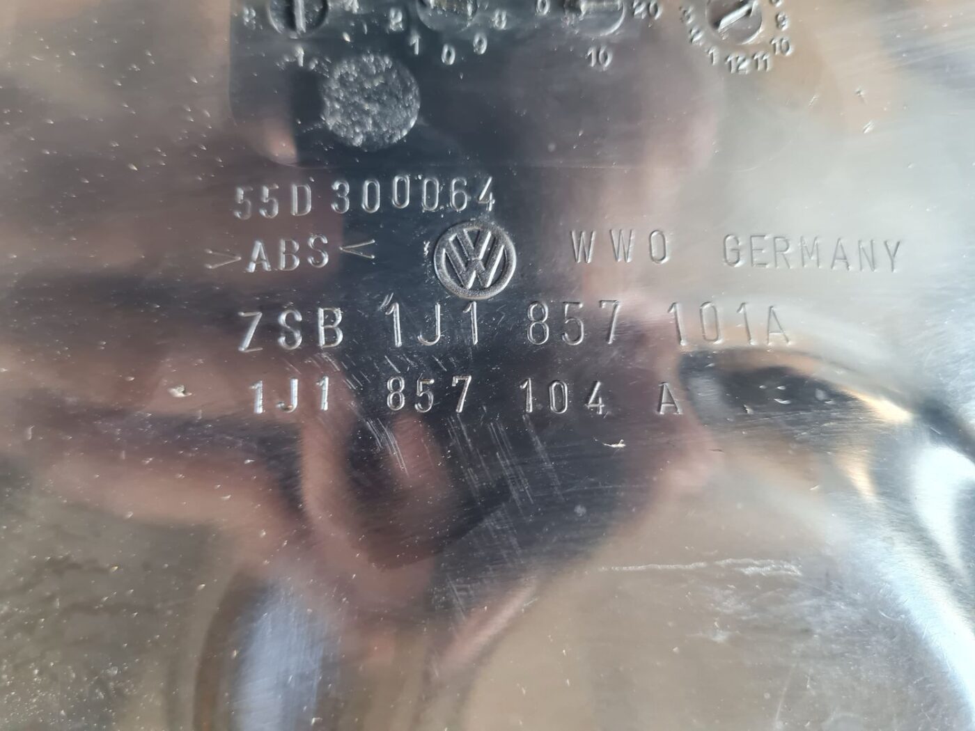 Mantu glabāšanas nodalījums pasažiera pusē priekš VW GOLF IV 1999