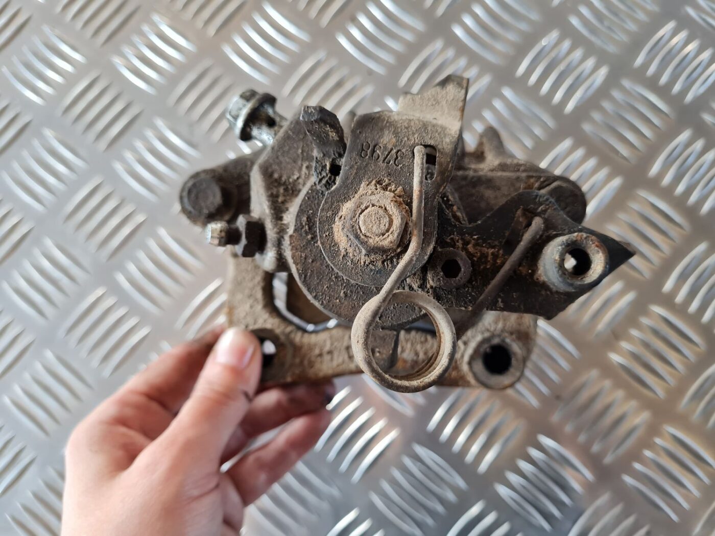 Aizmugurējais labais suports priekš VW GOLF IV 1999