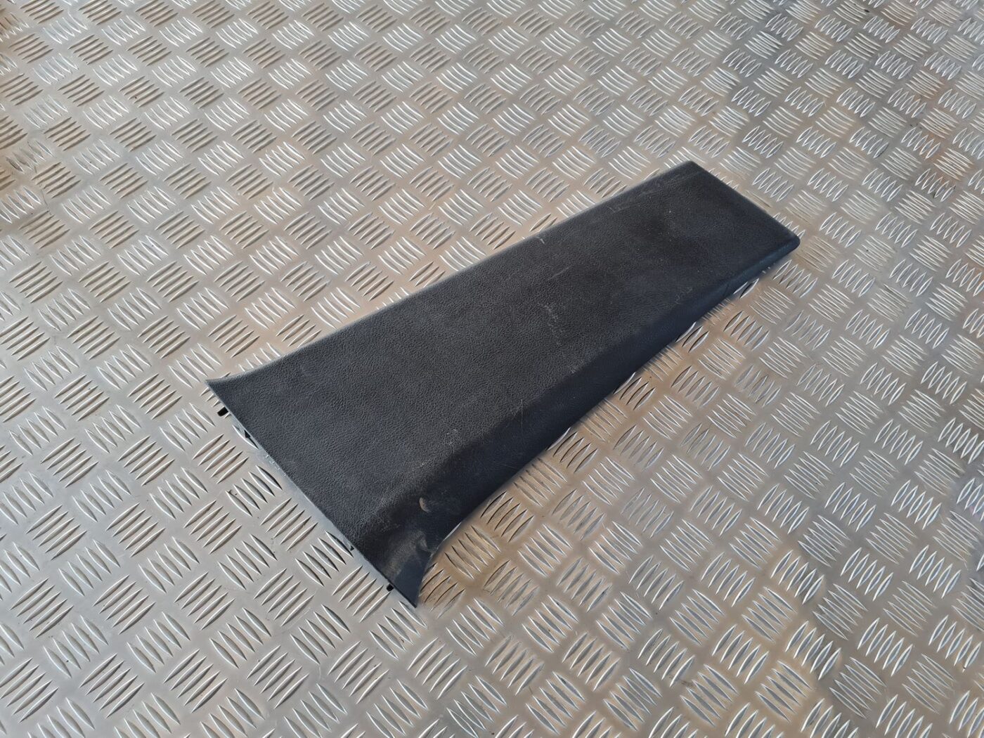 Vidējas salona statnes apdare priekš VW GOLF IV 1999