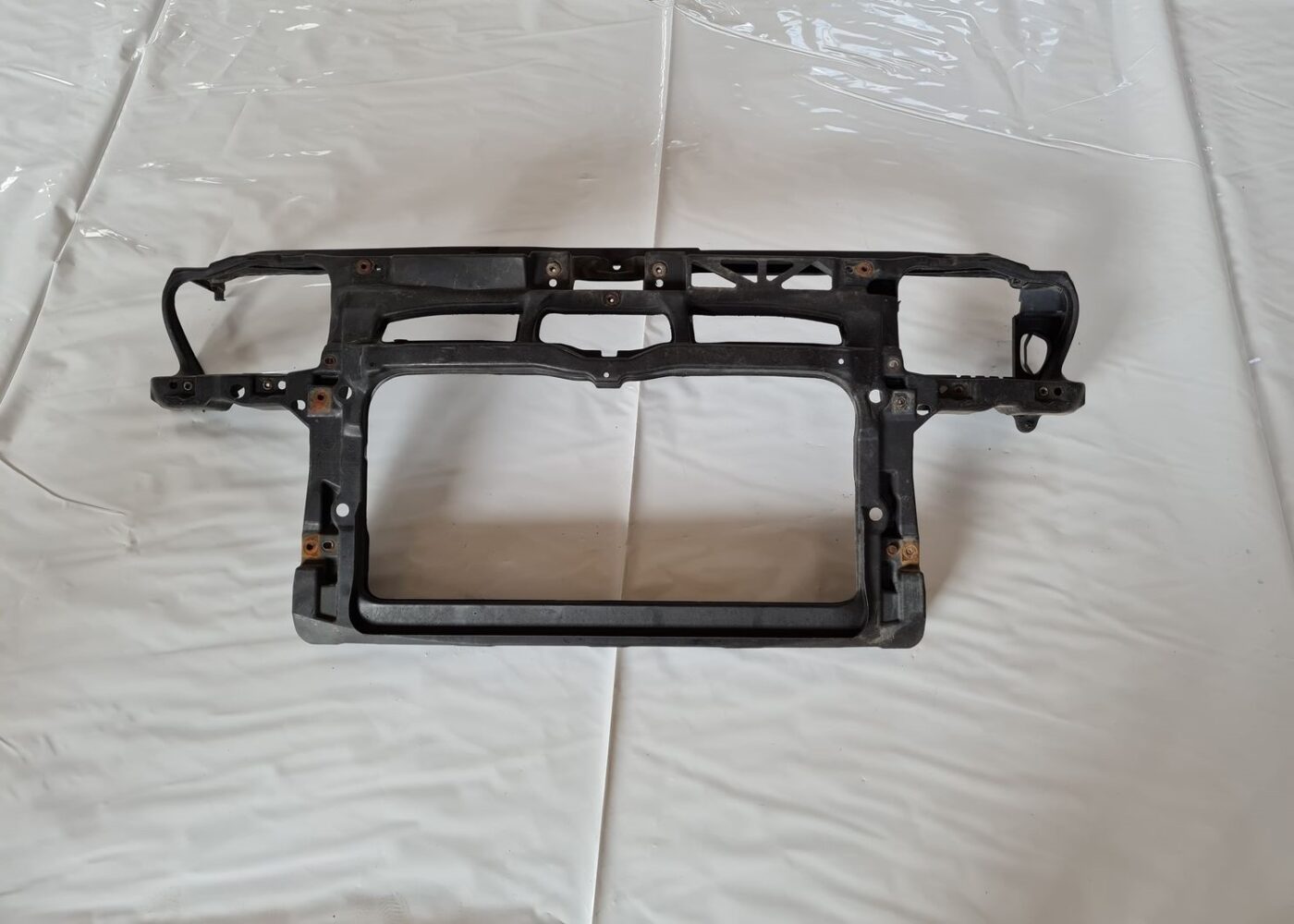 Priekšējā radiatora rāmis priekš VW GOLF IV 1999 1 Priekšējā radiatora rāmis priekš VW GOLF IV 1999