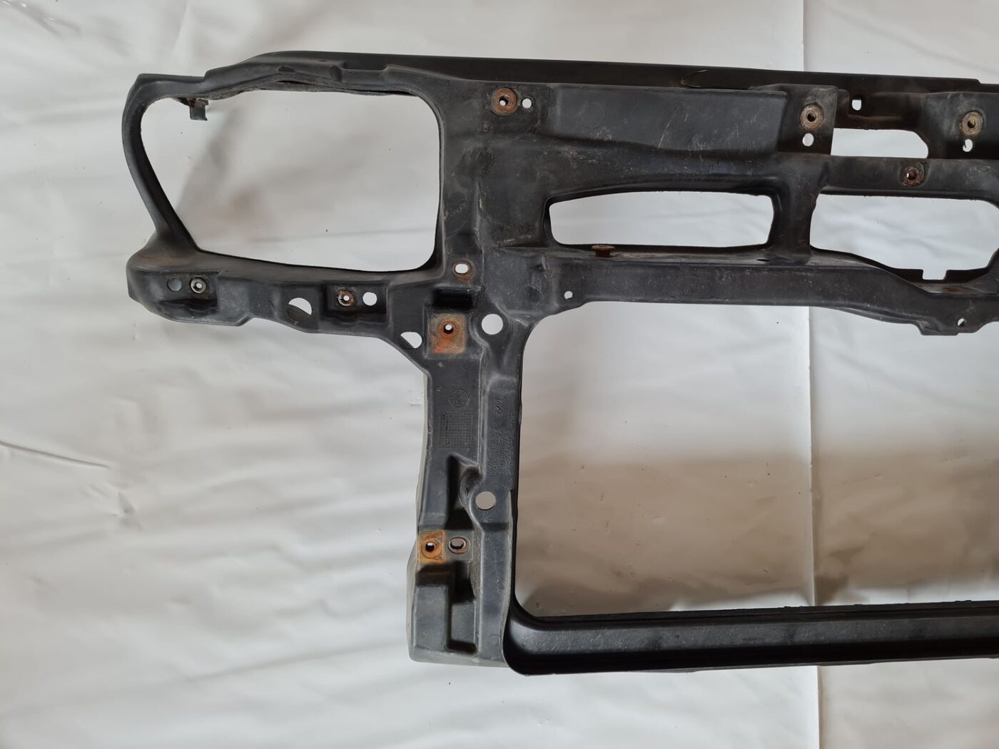 Priekšējā radiatora rāmis priekš VW GOLF IV 1999 2 Priekšējā radiatora rāmis priekš VW GOLF IV 1999