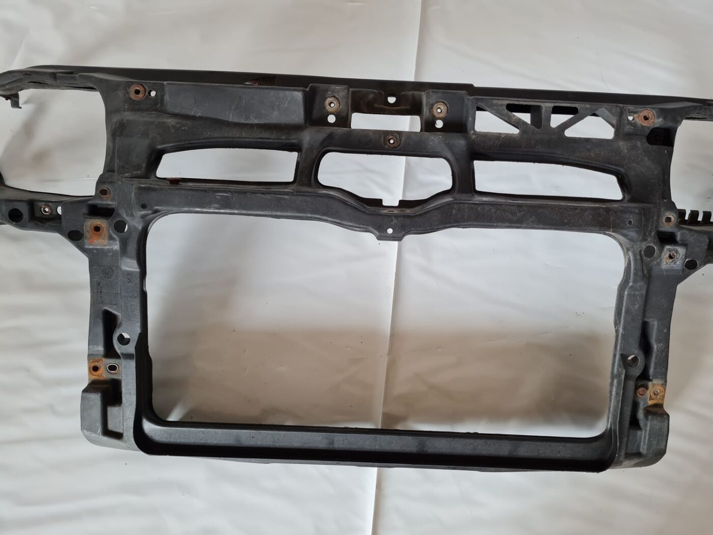 Priekšējā radiatora rāmis priekš VW GOLF IV 1999 12 Priekšējā radiatora rāmis priekš VW GOLF IV 1999