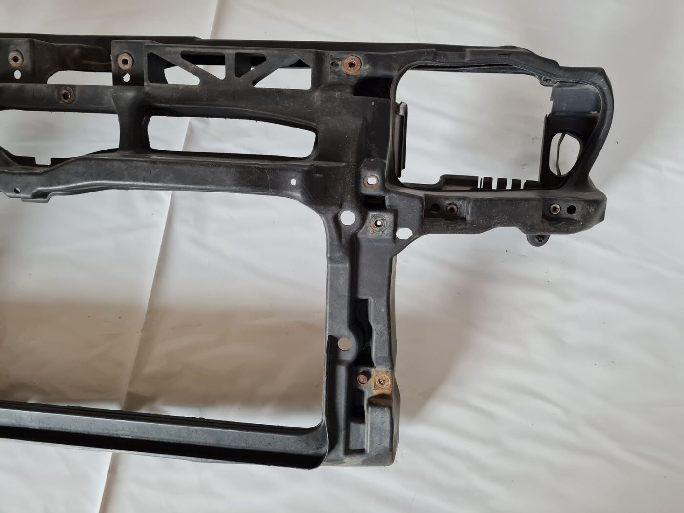 Priekšējā radiatora rāmis priekš VW GOLF IV 1999 11 Priekšējā radiatora rāmis priekš VW GOLF IV 1999