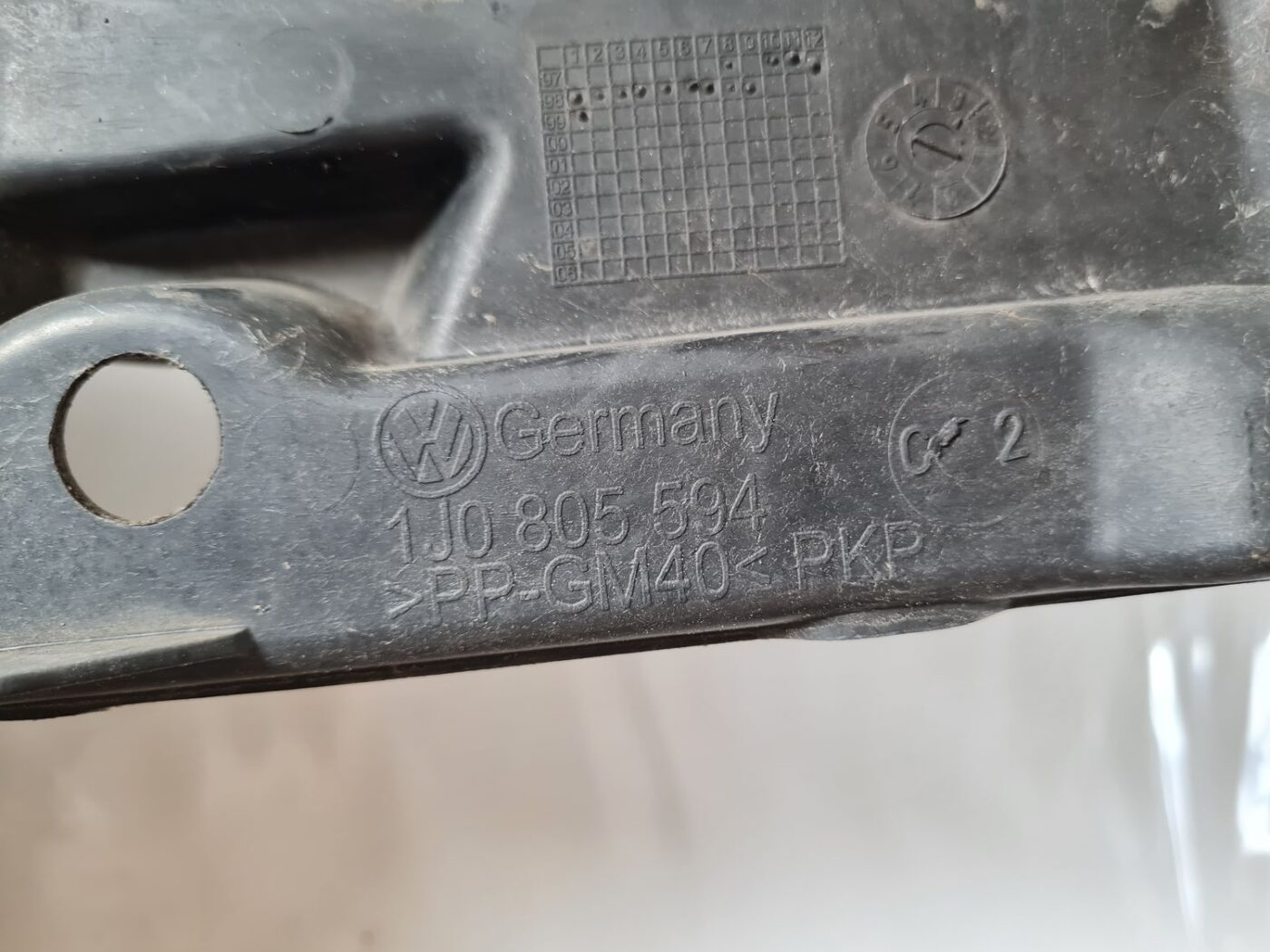 Priekšējā radiatora rāmis priekš VW GOLF IV 1999 10 Priekšējā radiatora rāmis priekš VW GOLF IV 1999