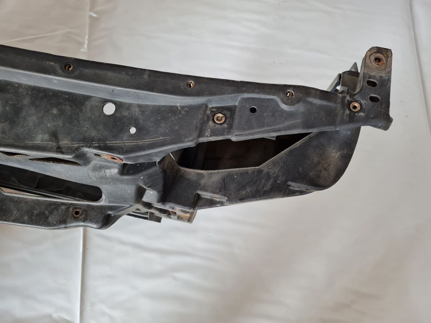 Priekšējā radiatora rāmis priekš VW GOLF IV 1999 9 Priekšējā radiatora rāmis priekš VW GOLF IV 1999