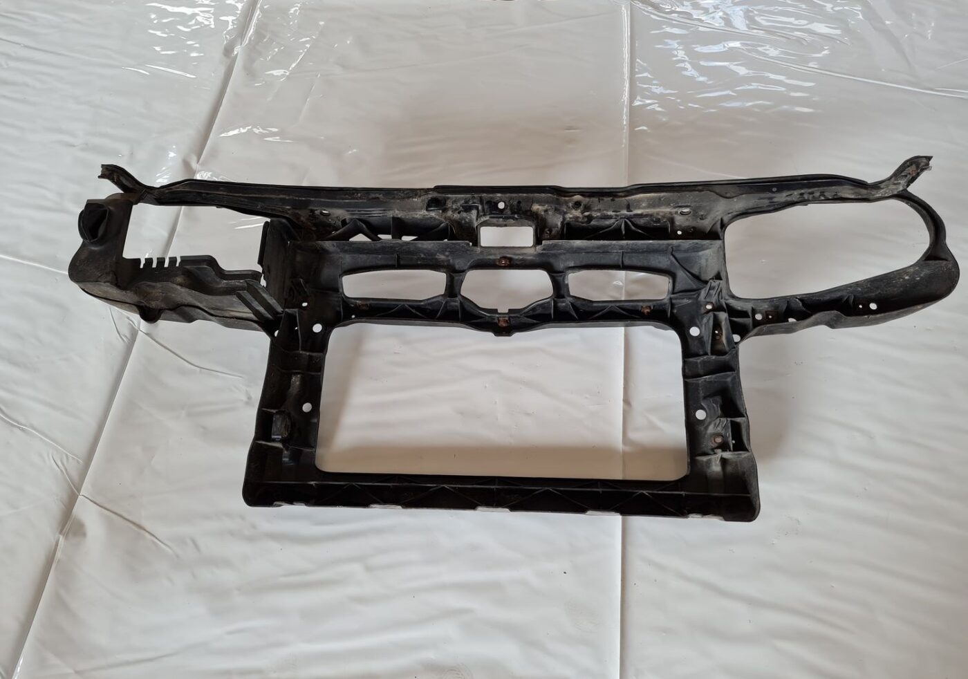 Priekšējā radiatora rāmis priekš VW GOLF IV 1999 6 Priekšējā radiatora rāmis priekš VW GOLF IV 1999