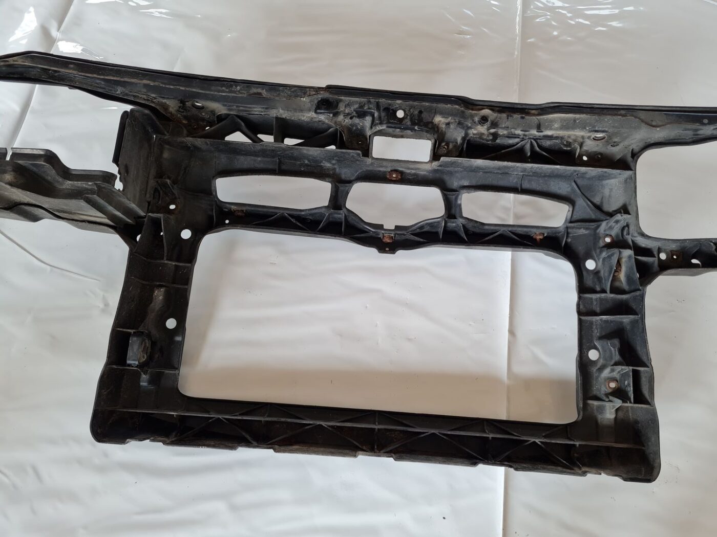 Priekšējā radiatora rāmis priekš VW GOLF IV 1999 4 Priekšējā radiatora rāmis priekš VW GOLF IV 1999