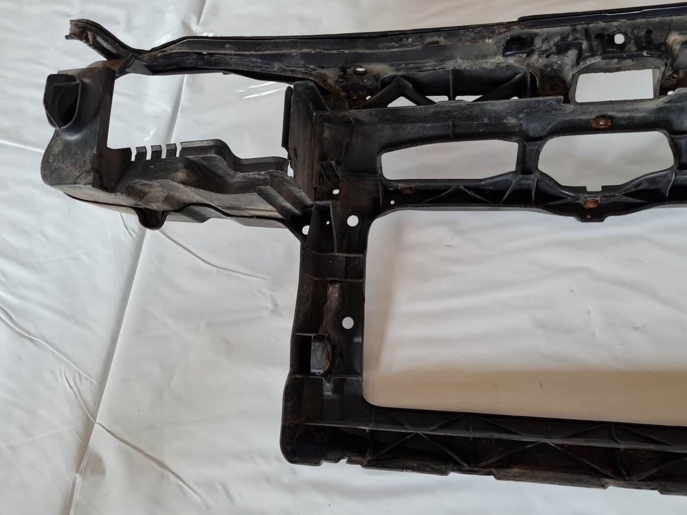 Priekšējā radiatora rāmis priekš VW GOLF IV 1999 3 Priekšējā radiatora rāmis priekš VW GOLF IV 1999