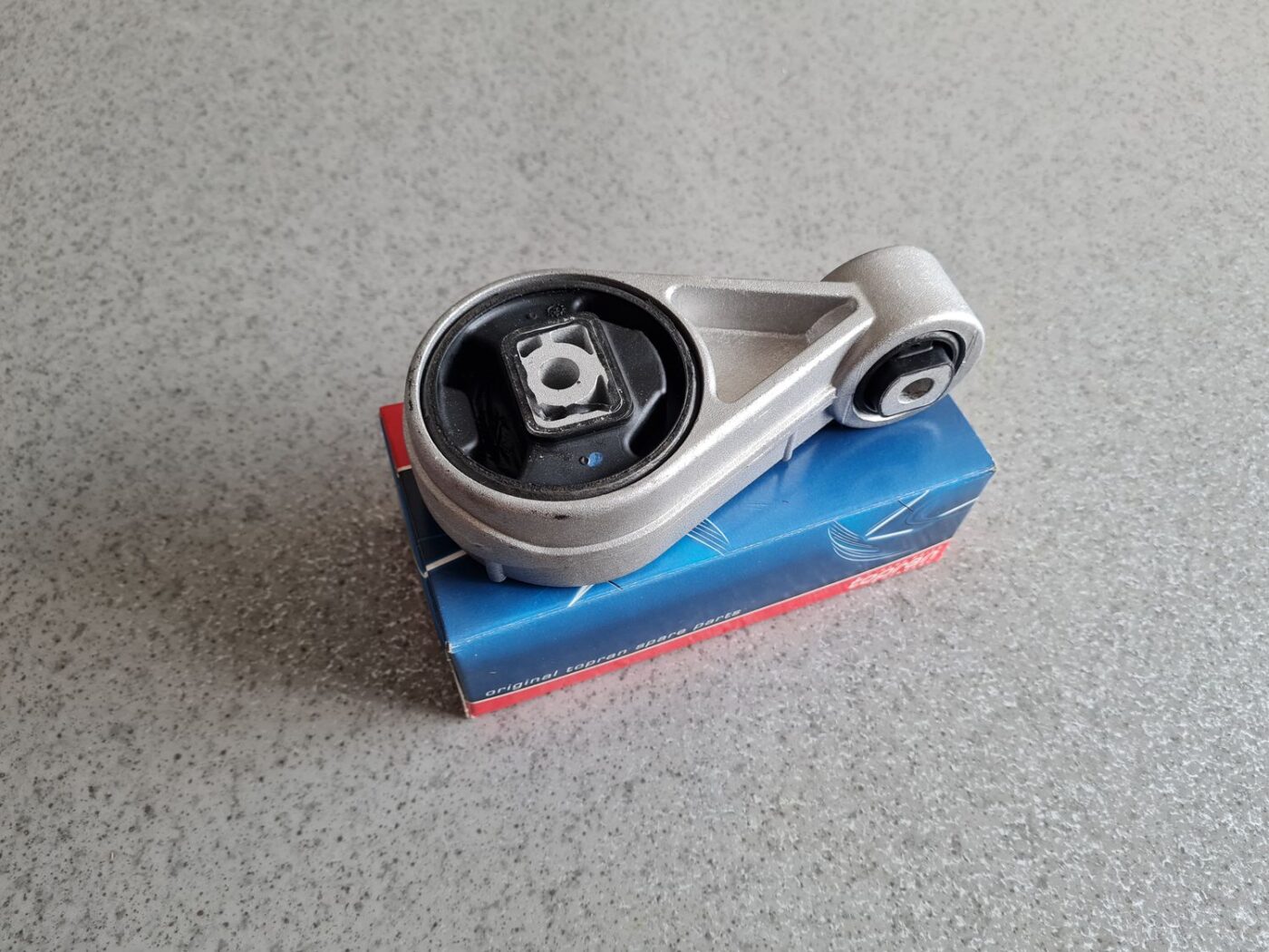 Dzinēja spilvens priekš 1 Dzinēja spilvens priekš