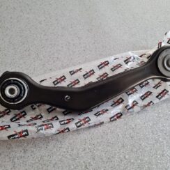 Aizmugures piekares svira priekš