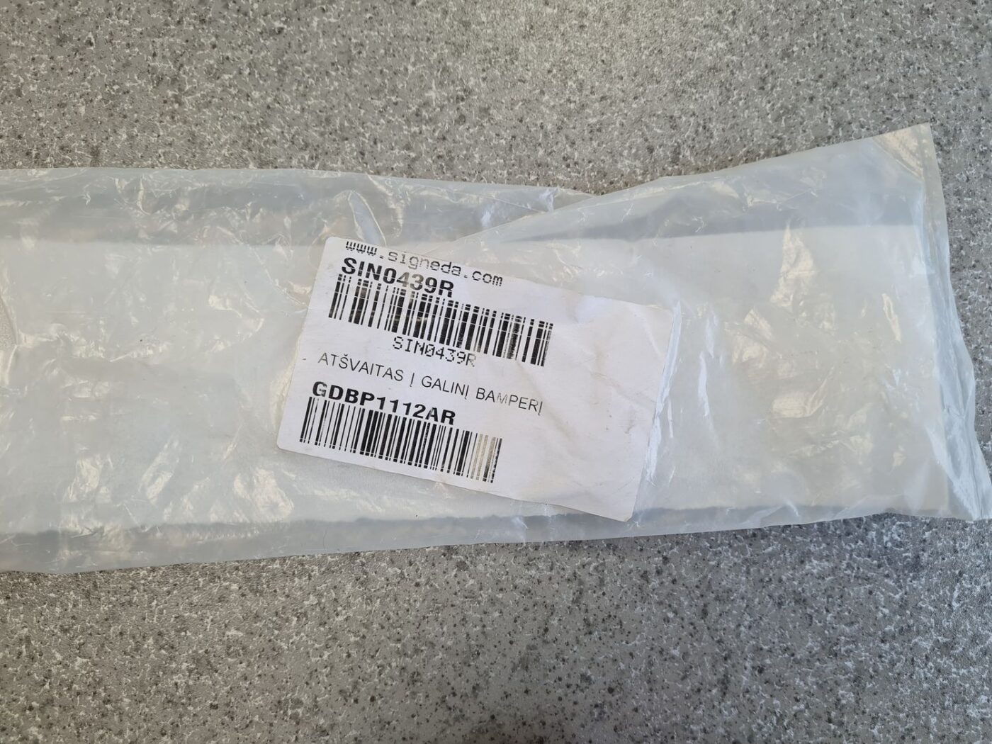 Aizmugurējais atstarotājs priekš