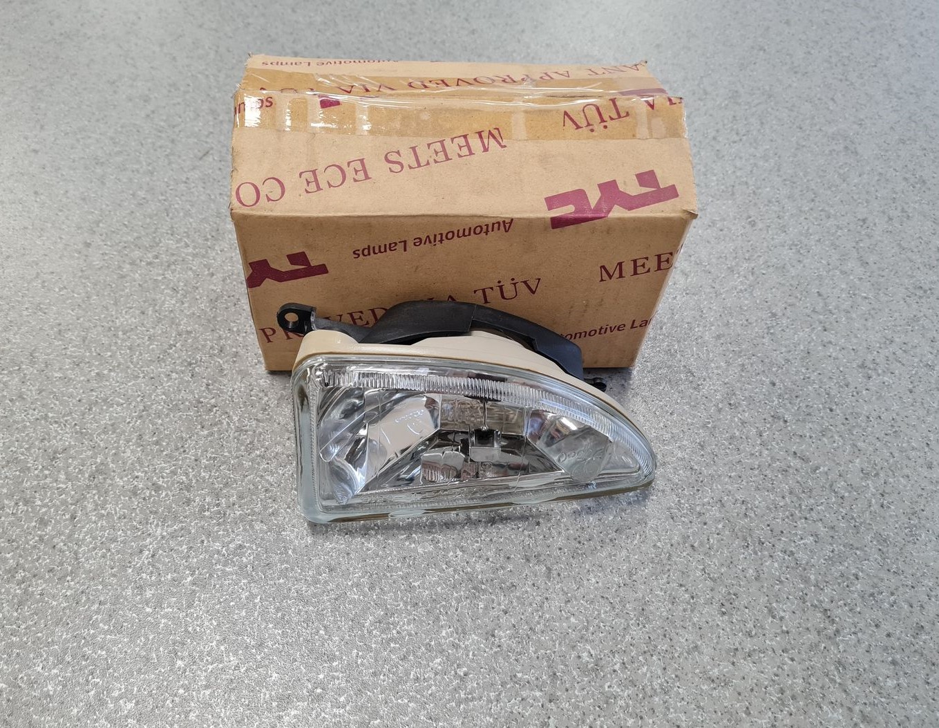 Miglas lukturis priekšā labajā pusē priekš 1 Miglas lukturis priekšā labajā pusē priekš