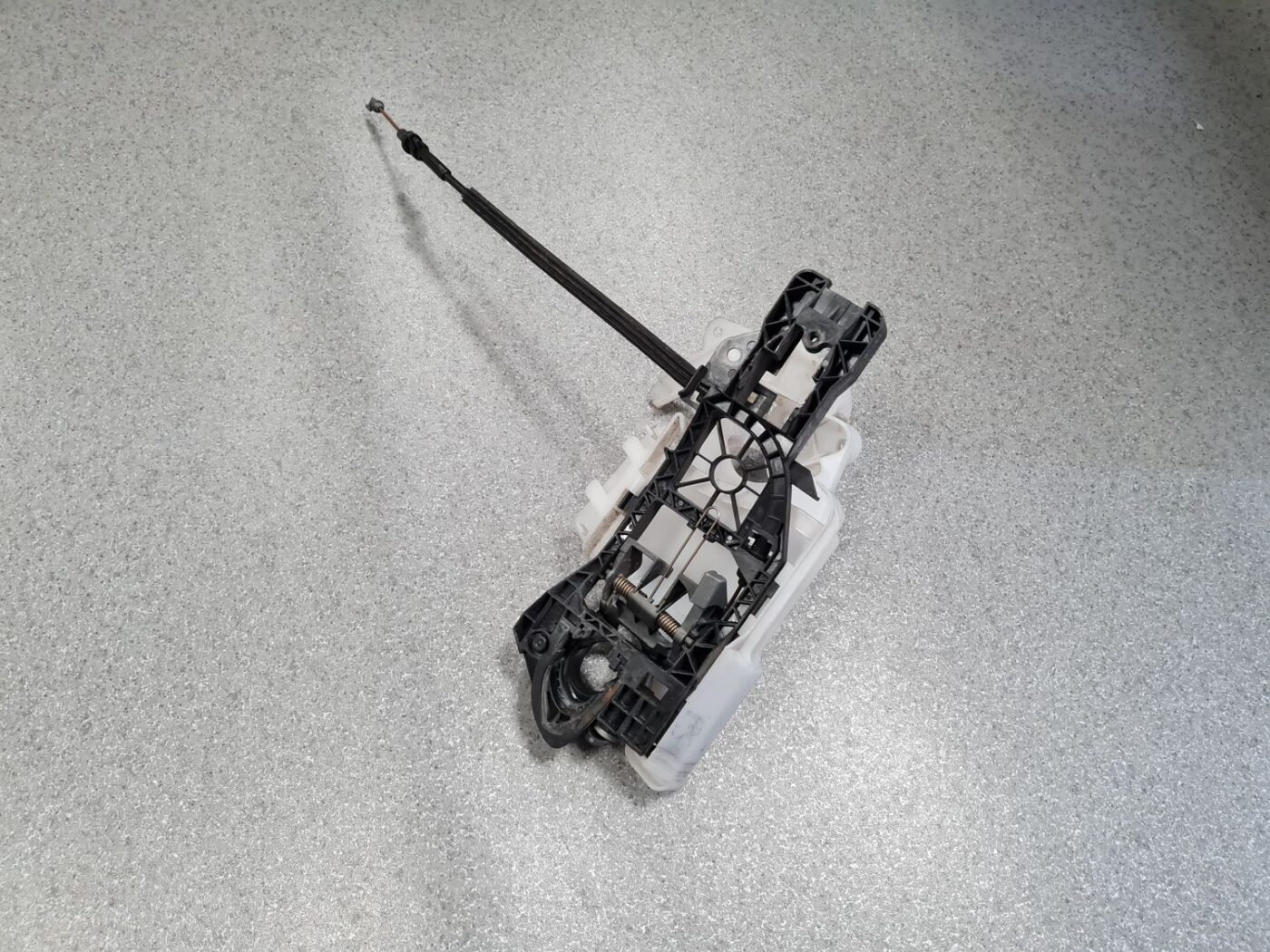 Durvju roktura iekšējais stiprinājums priekš VW PASSAT B6 2006 ANGL. UNIVERSAL 2 Durvju roktura iekšējais stiprinājums priekš VW PASSAT B6 2006 ANGL. UNIVERSAL