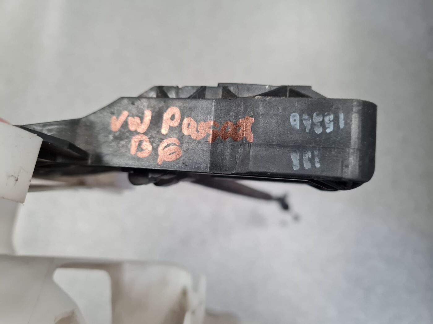 Durvju roktura iekšējais stiprinājums priekš VW PASSAT B6 2006 ANGL. UNIVERSAL 3 Durvju roktura iekšējais stiprinājums priekš VW PASSAT B6 2006 ANGL. UNIVERSAL