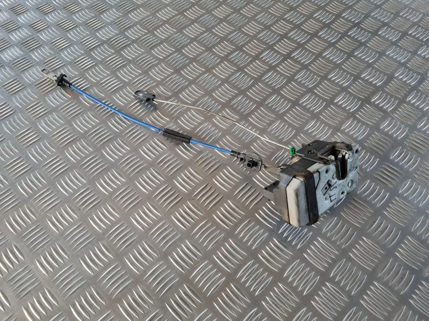 Priekšējo kreiso durvju slēdzene priekš SAAB 9-5 1999 1 Priekšējo kreiso durvju slēdzene priekš SAAB 9-5 1999