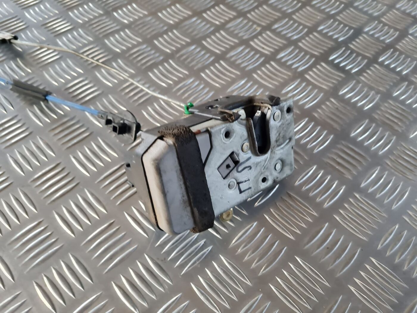 Priekšējo kreiso durvju slēdzene priekš SAAB 9-5 1999 2 Priekšējo kreiso durvju slēdzene priekš SAAB 9-5 1999