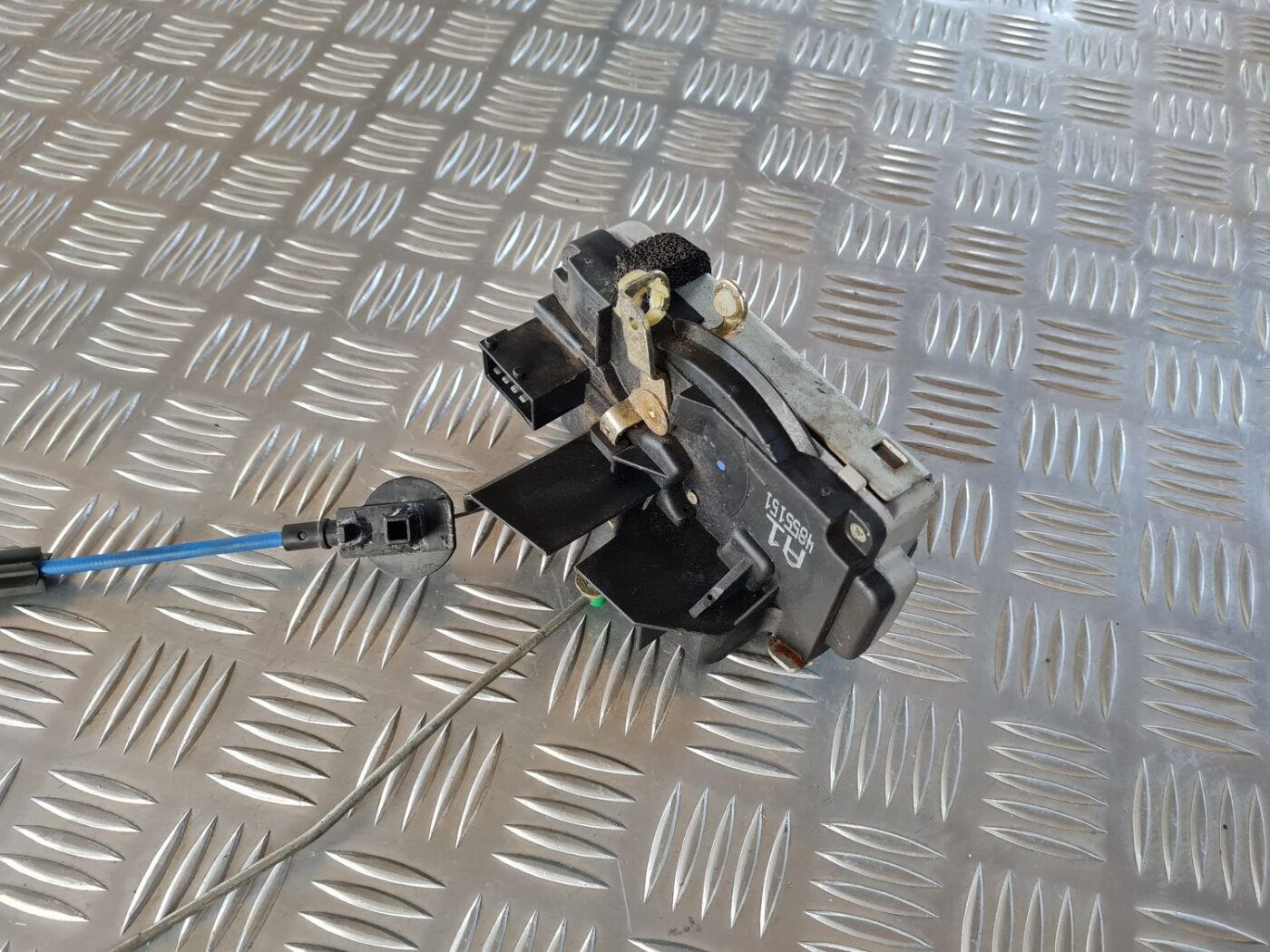 Priekšējo kreiso durvju slēdzene priekš SAAB 9-5 1999 4 Priekšējo kreiso durvju slēdzene priekš SAAB 9-5 1999