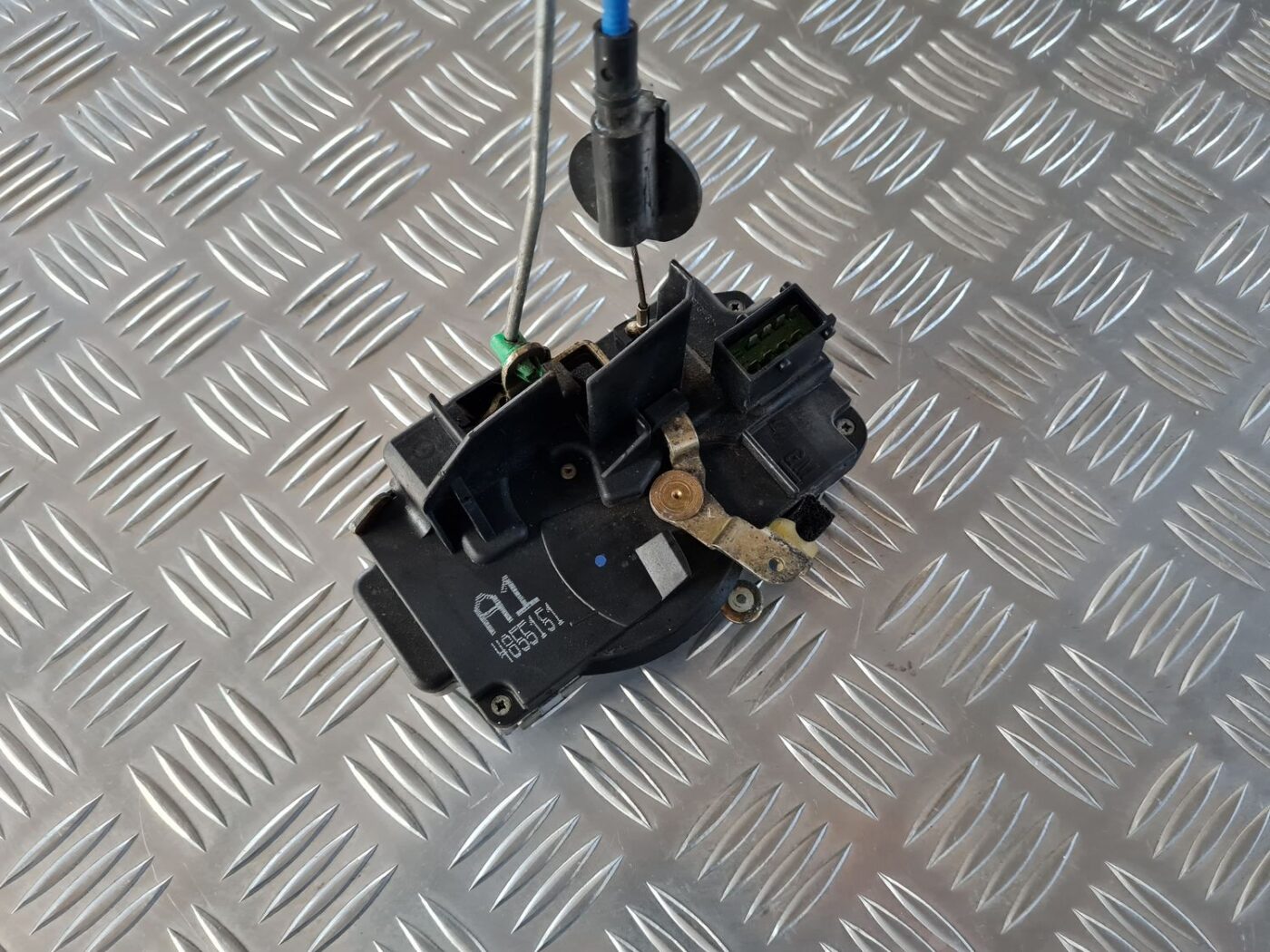 Priekšējo kreiso durvju slēdzene priekš SAAB 9-5 1999 3 Priekšējo kreiso durvju slēdzene priekš SAAB 9-5 1999