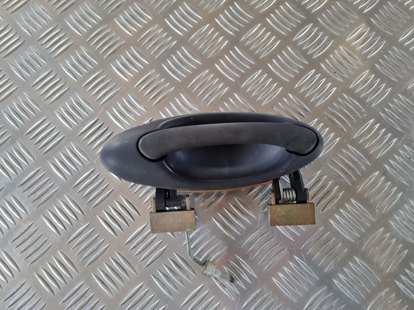 Aizmugurējais kreisais durvju rokturis priekš SAAB 9-5 1999 2 Aizmugurējais kreisais durvju rokturis priekš SAAB 9-5 1999