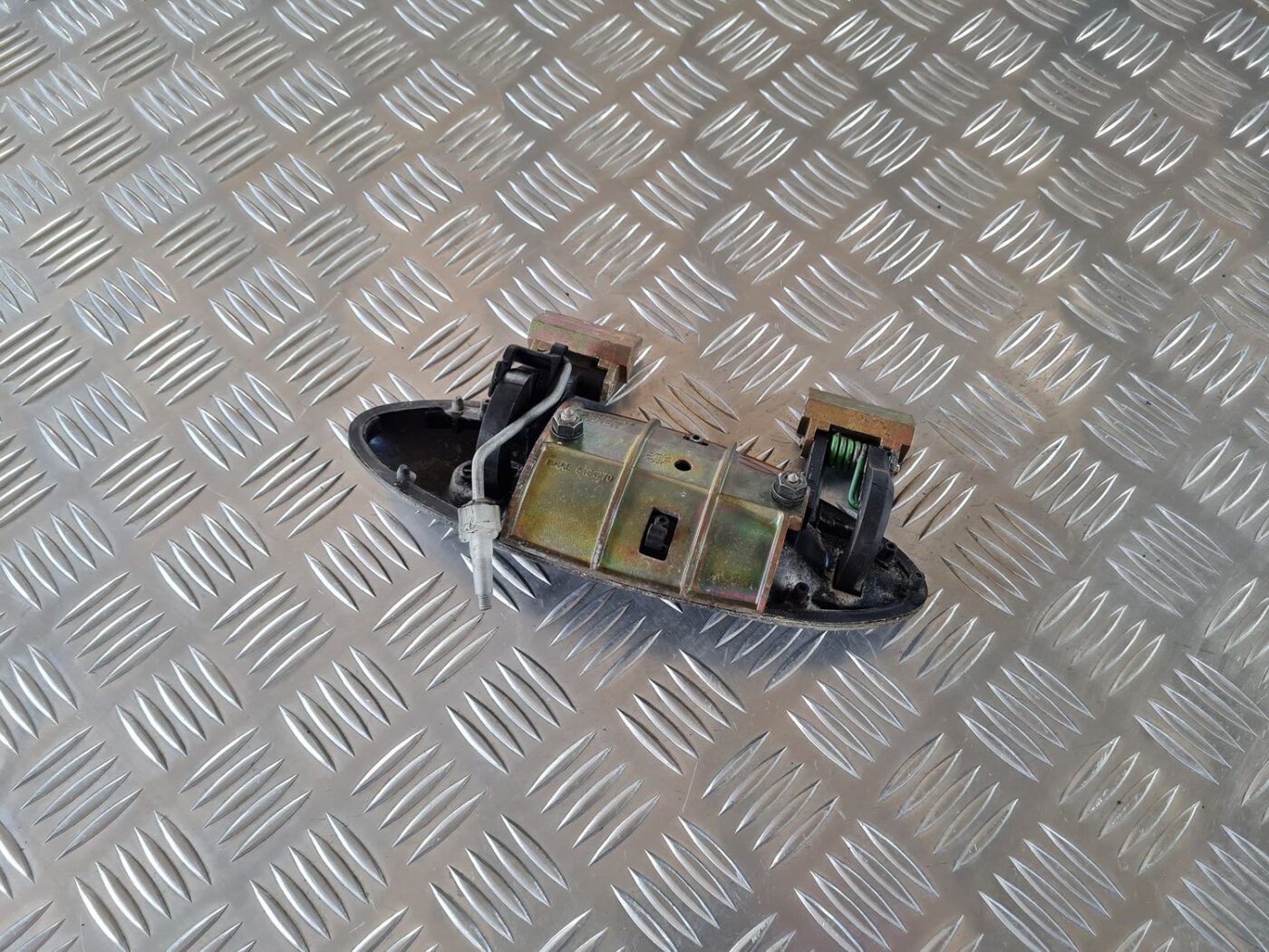 Aizmugurējais kreisais durvju rokturis priekš SAAB 9-5 1999 4 Aizmugurējais kreisais durvju rokturis priekš SAAB 9-5 1999