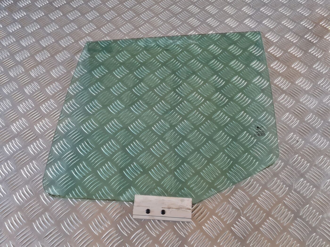 Aizmugurējo kreiso durvju stikls priekš SAAB 9-5 1999