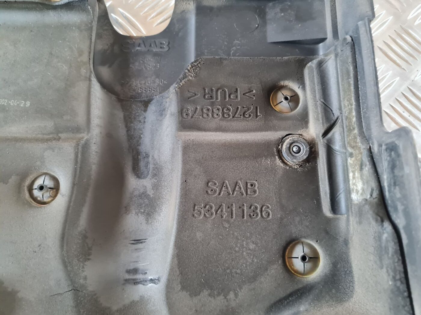 Dzinēja dekoratīvais vāks priekš SAAB 9-5 1999 3 Dzinēja dekoratīvais vāks priekš SAAB 9-5 1999