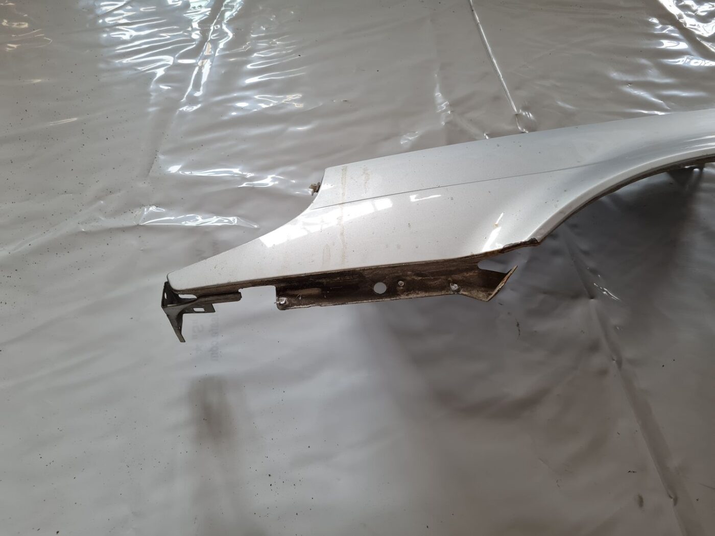 Priekšējais kreisais spārns priekš SAAB 9-5 1999 9 Priekšējais kreisais spārns priekš SAAB 9-5 1999