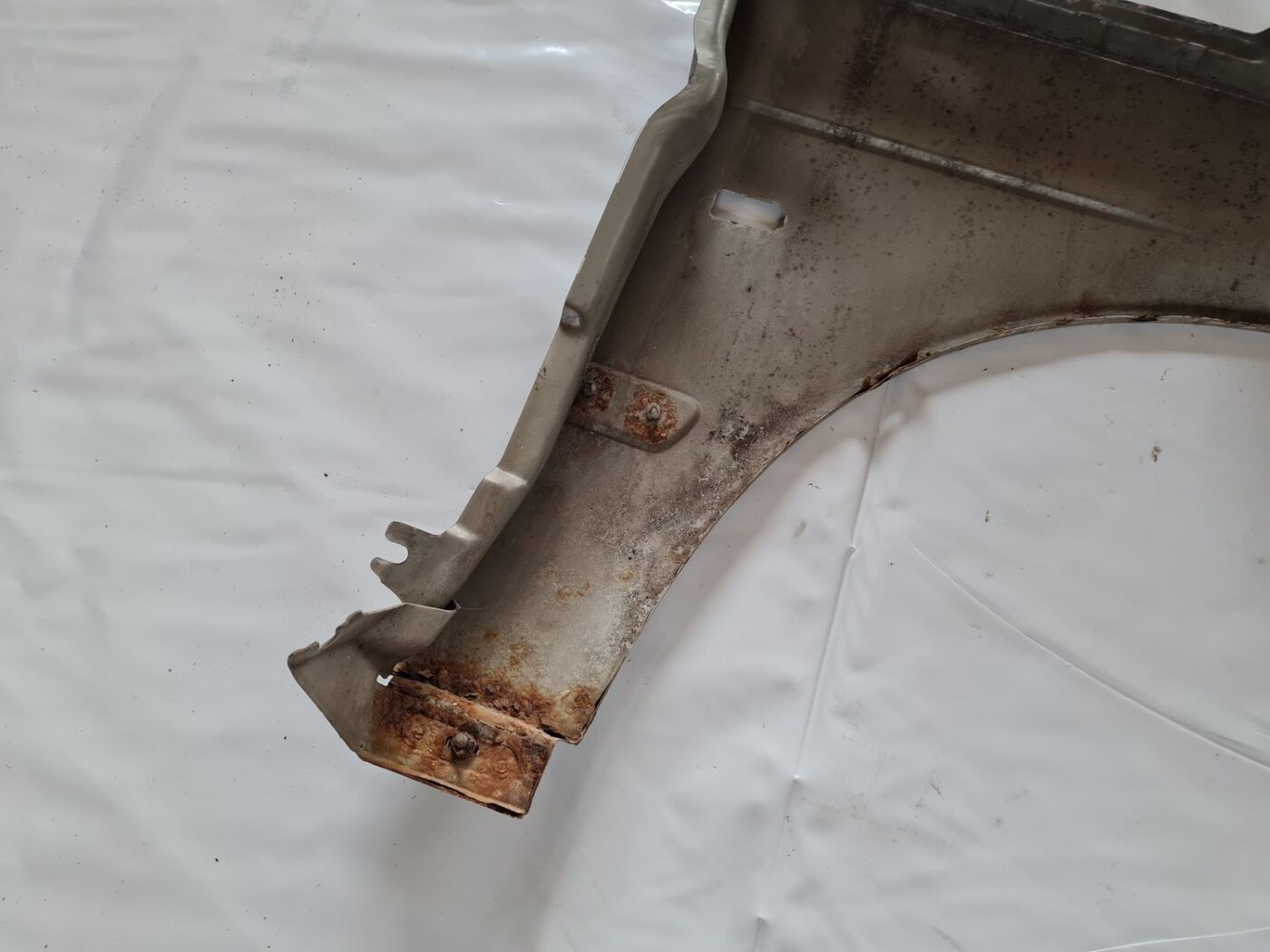 Priekšējais kreisais spārns priekš SAAB 9-5 1999 4 Priekšējais kreisais spārns priekš SAAB 9-5 1999