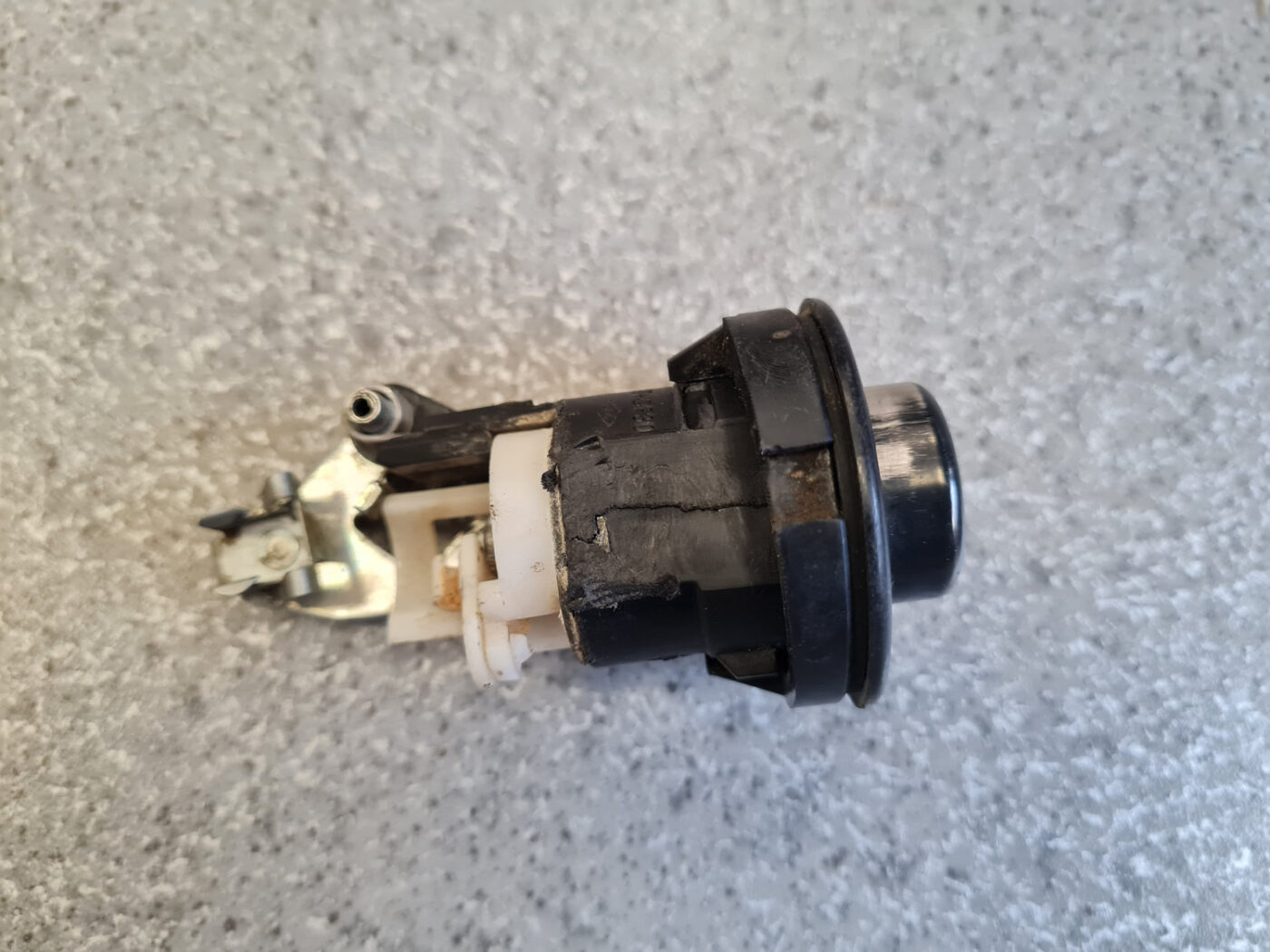 Bagāžnieka vāka slēdzene priekš DACIA LODGY 2014 2 Bagāžnieka vāka slēdzene priekš DACIA LODGY 2014