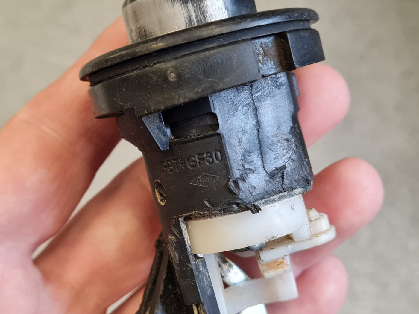 Bagāžnieka vāka slēdzene priekš DACIA LODGY 2014 3 Bagāžnieka vāka slēdzene priekš DACIA LODGY 2014