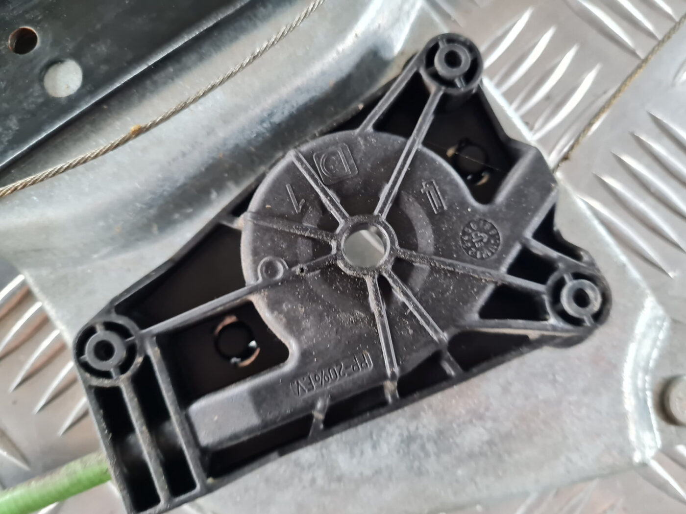 Stikla pacelšanas mehānisms aizmugurējais labais priekš SAAB 9-3 2009 3 Stikla pacelšanas mehānisms aizmugurējais labais priekš SAAB 9-3 2009