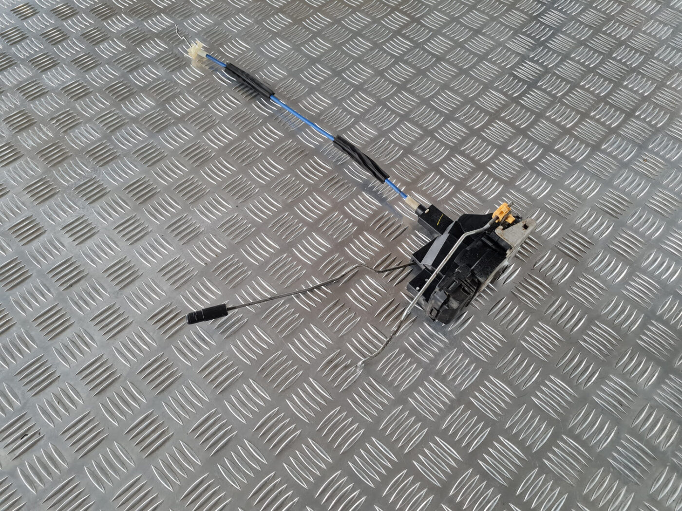 Priekšējo labo durvju slēdzene priekš SAAB 9-3 2009 1 Priekšējo labo durvju slēdzene priekš SAAB 9-3 2009