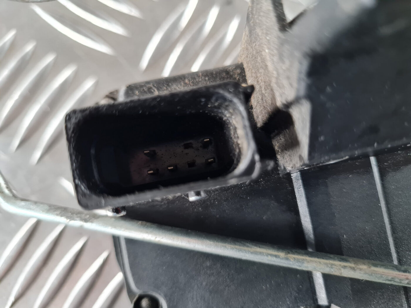 Priekšējo labo durvju slēdzene priekš SAAB 9-3 2009 6 Priekšējo labo durvju slēdzene priekš SAAB 9-3 2009