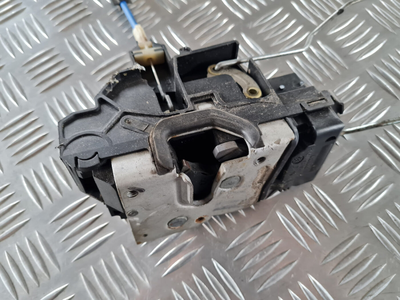 Priekšējo labo durvju slēdzene priekš SAAB 9-3 2009 5 Priekšējo labo durvju slēdzene priekš SAAB 9-3 2009