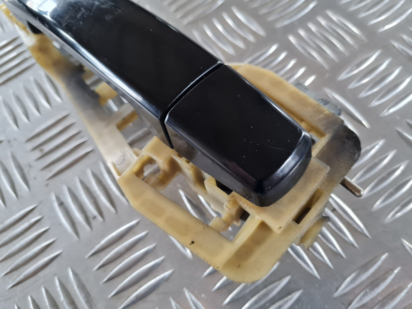 Aizmugurējais kreisais durvju rokturis priekš SAAB 9-3 2009 6 Aizmugurējais kreisais durvju rokturis priekš SAAB 9-3 2009