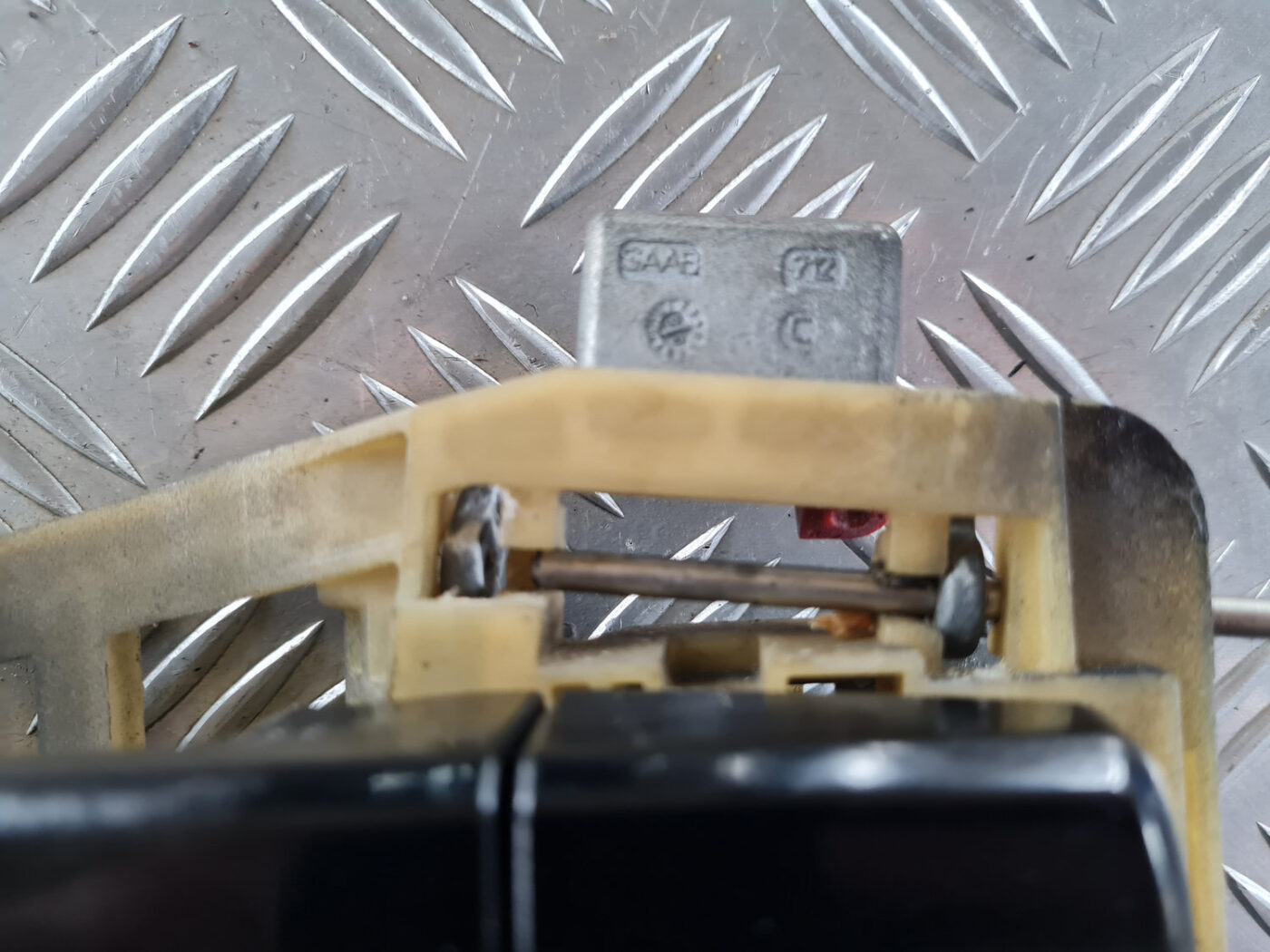 Aizmugurējais kreisais durvju rokturis priekš SAAB 9-3 2009 5 Aizmugurējais kreisais durvju rokturis priekš SAAB 9-3 2009