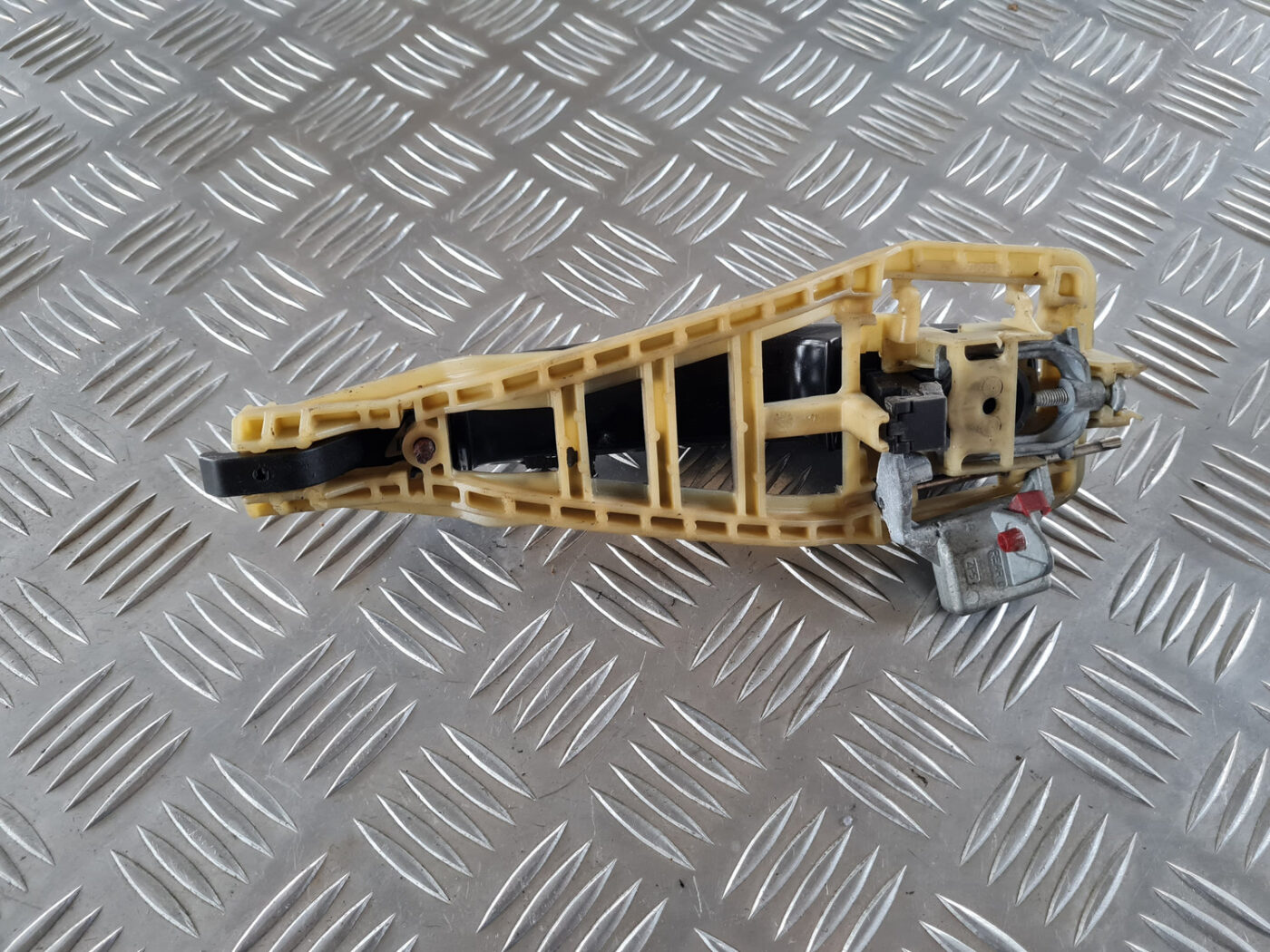 Aizmugurējais kreisais durvju rokturis priekš SAAB 9-3 2009 4 Aizmugurējais kreisais durvju rokturis priekš SAAB 9-3 2009