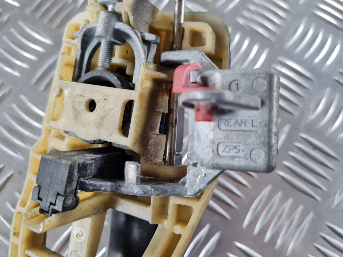 Aizmugurējais kreisais durvju rokturis priekš SAAB 9-3 2009 3 Aizmugurējais kreisais durvju rokturis priekš SAAB 9-3 2009