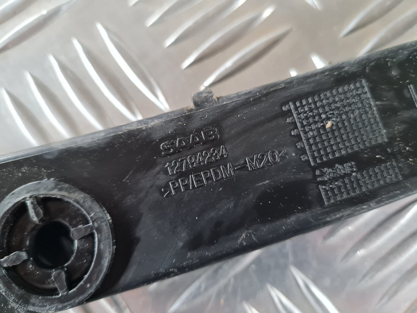 Aizmugurēja bufera kronšteins priekš SAAB 9-3 2009