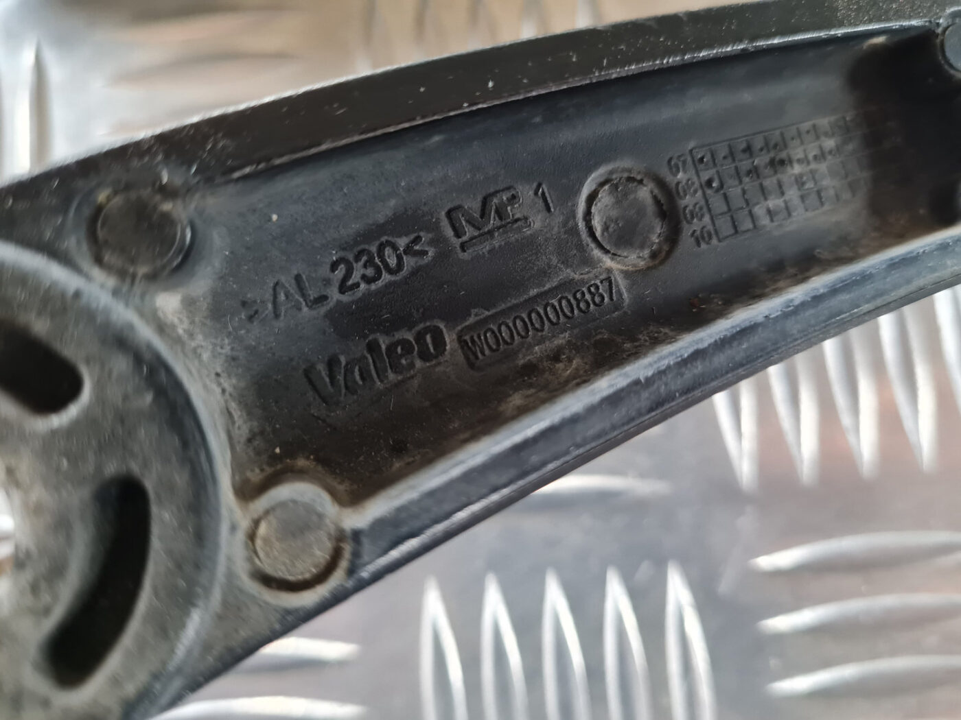 Vējstikla slotu turētāju komplekts priekš SAAB 9-3 2009