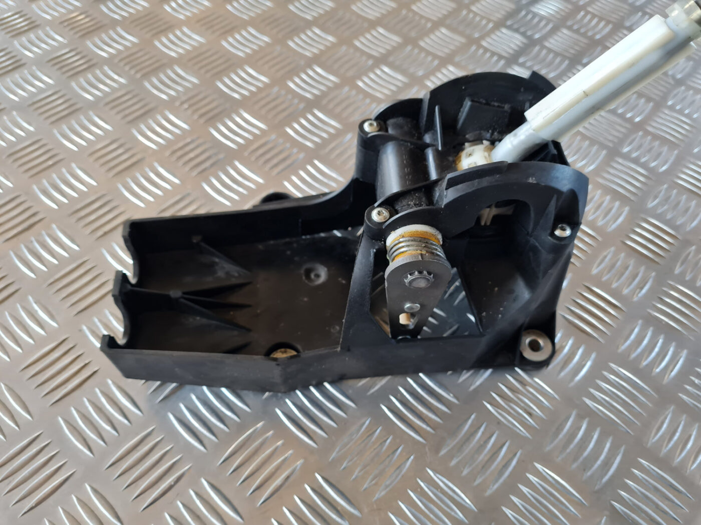 Ātrumu pārslēgšanas slēdzis priekš SAAB 9-3 2009 6 Ātrumu pārslēgšanas slēdzis priekš SAAB 9-3 2009