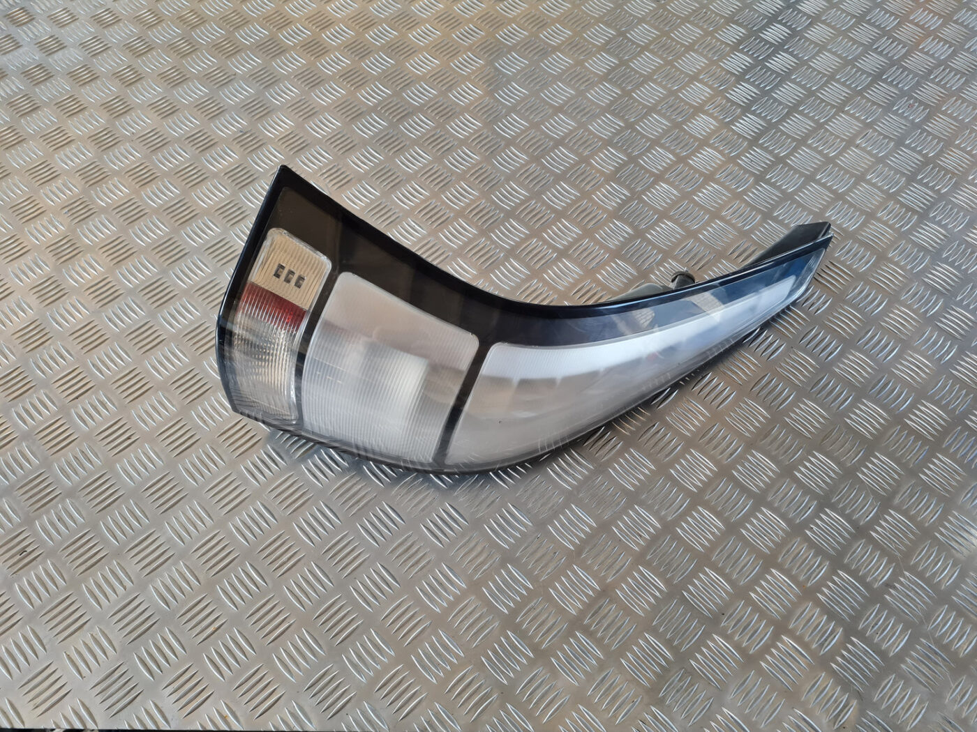 Aizmugurējais kreisais lukturis priekš SAAB 9-3 2009 1 Aizmugurējais kreisais lukturis priekš SAAB 9-3 2009