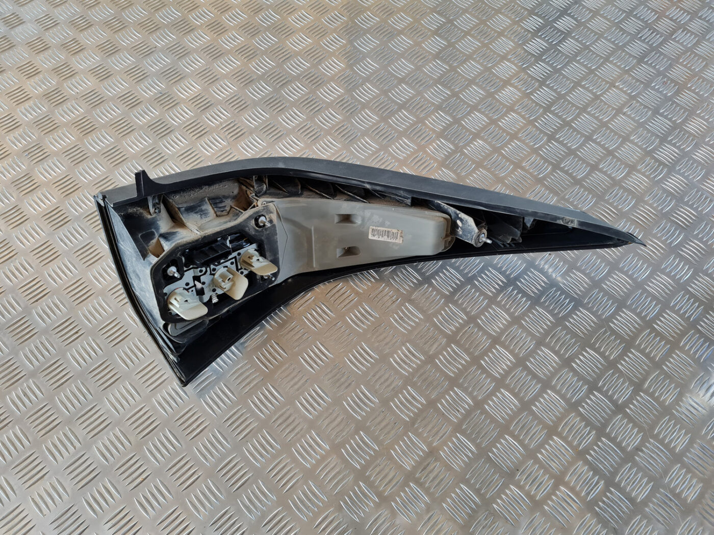 Aizmugurējais kreisais lukturis priekš SAAB 9-3 2009 6 Aizmugurējais kreisais lukturis priekš SAAB 9-3 2009