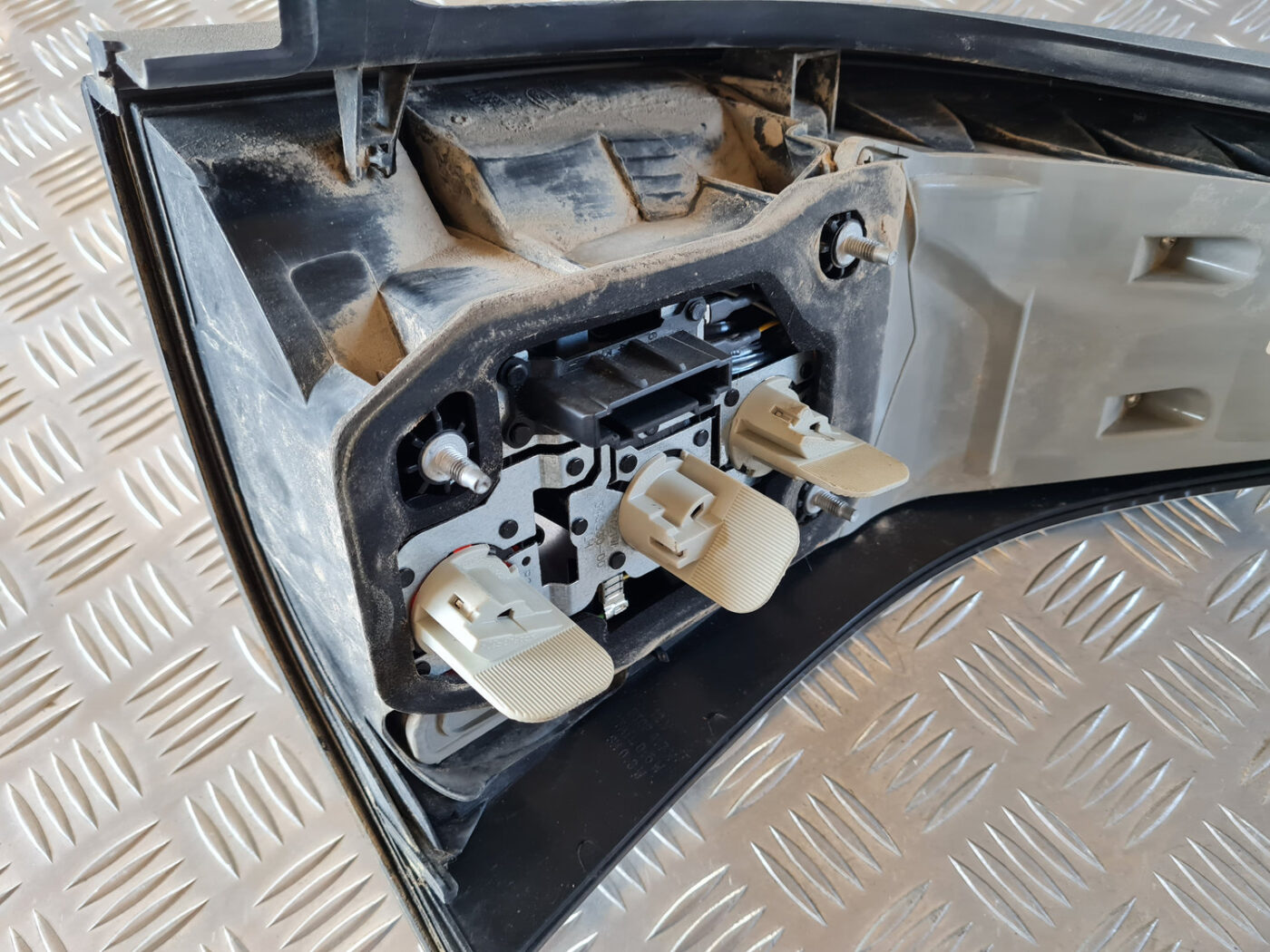 Aizmugurējais kreisais lukturis priekš SAAB 9-3 2009 5 Aizmugurējais kreisais lukturis priekš SAAB 9-3 2009